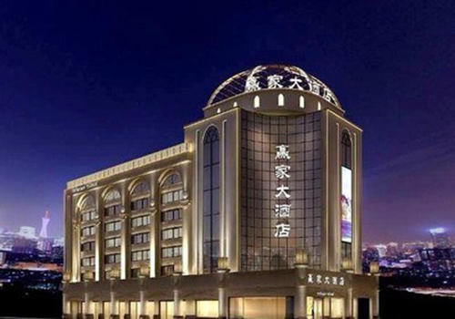 2020-2021年酒店市场新增签约数量直线下滑，中端品牌签约数同比降40%