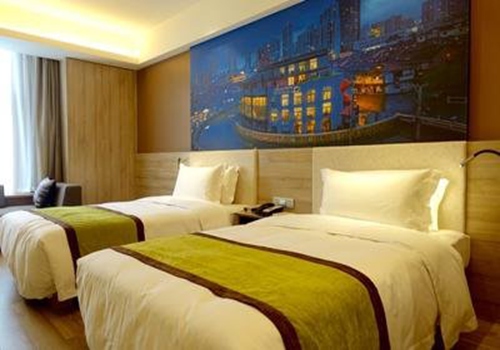 重庆江北希尔顿逸林酒店“逸曲关爱 荧光夜跑”活动